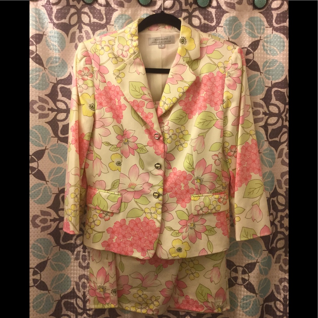 Beautiful Tahari Floral Suit Sz 6 Nwot